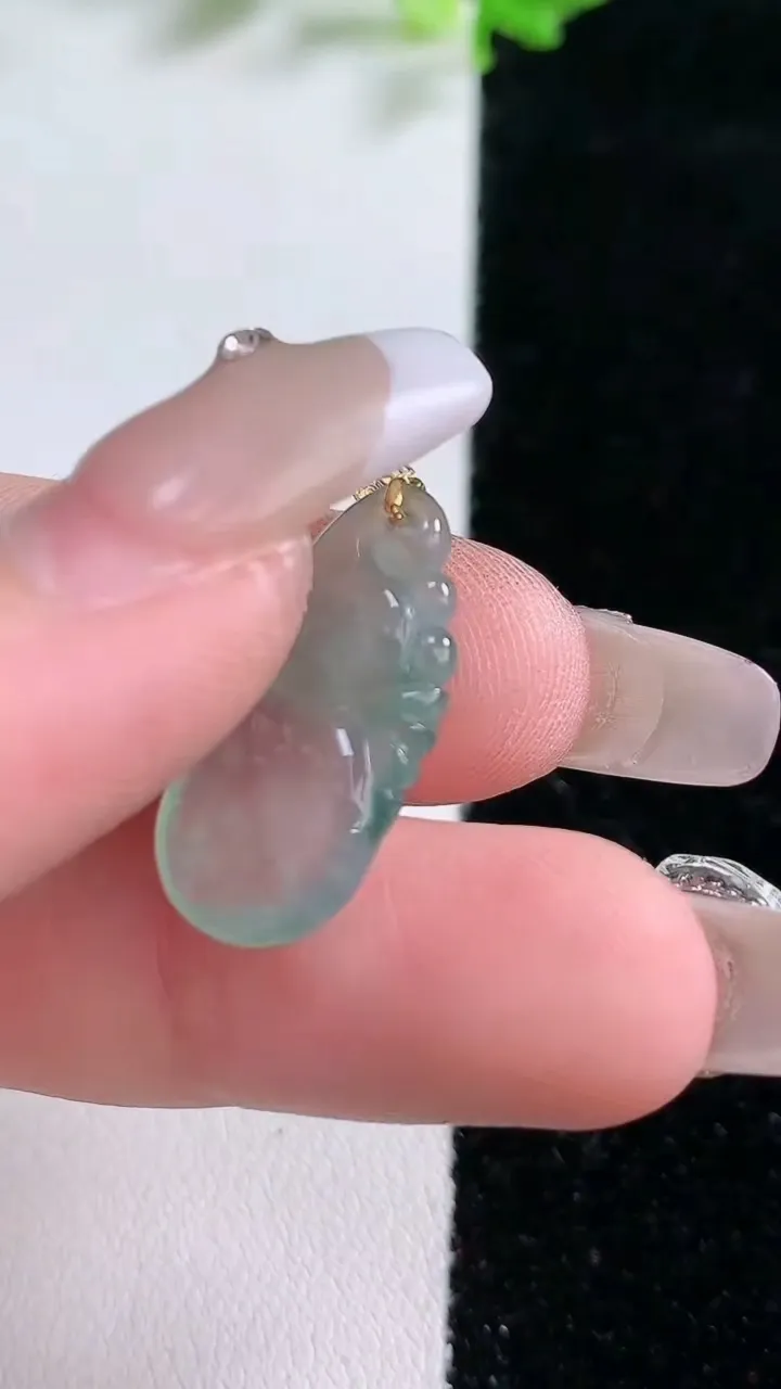 天然A货翡翠葫芦吊坠，尺寸 23-6.9-4.3，重:2.02g
1月20日