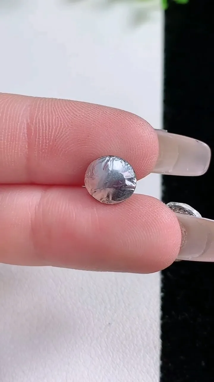 天然A货翡翠蛋面镶嵌件，尺寸8.8-7.8-4.2，重:0.46g
1月20日