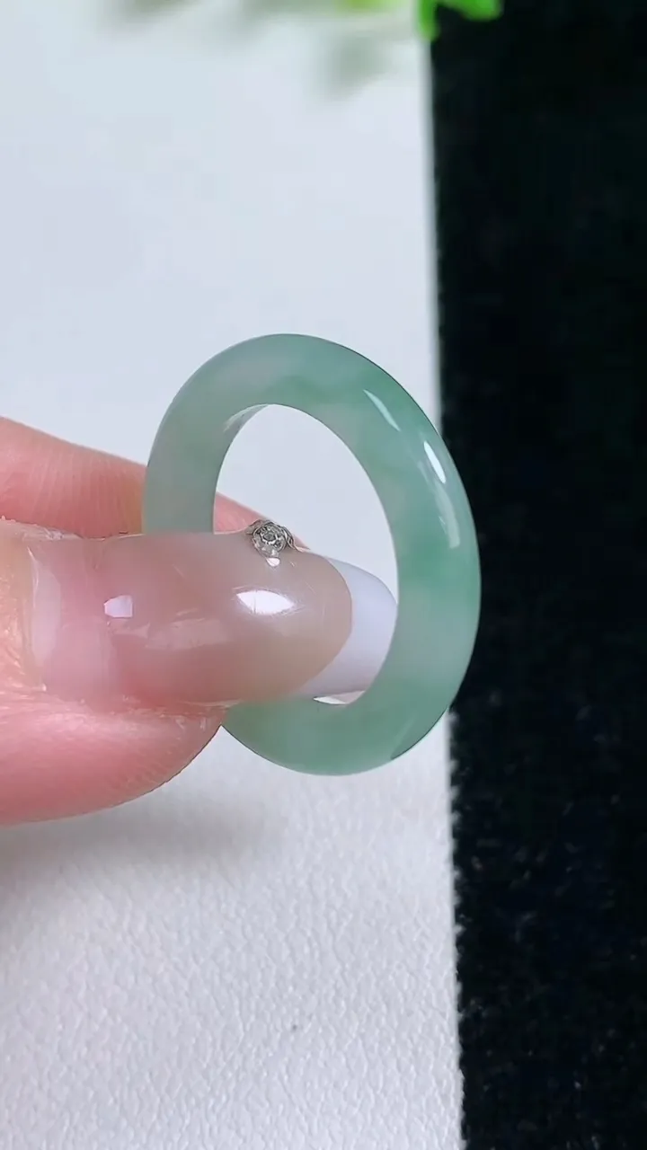 天然A货翡翠飘花指环戒指，尺寸17.2-3.4，重量:2.71g2026年1月20日
工厂直销收藏佳品,种好水足，色泽均匀，有种有色，上手高大气！