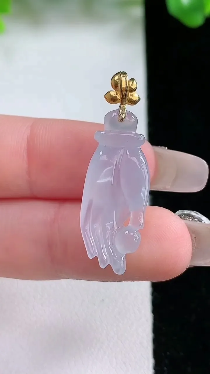 天然A货翡翠种白冰掌上明珠吊坠，尺寸25.7-10.8-5.4，重量:2.58g1月20日
工厂直销收藏佳品,种好水足，色泽均匀，有种有色，上手高大气！