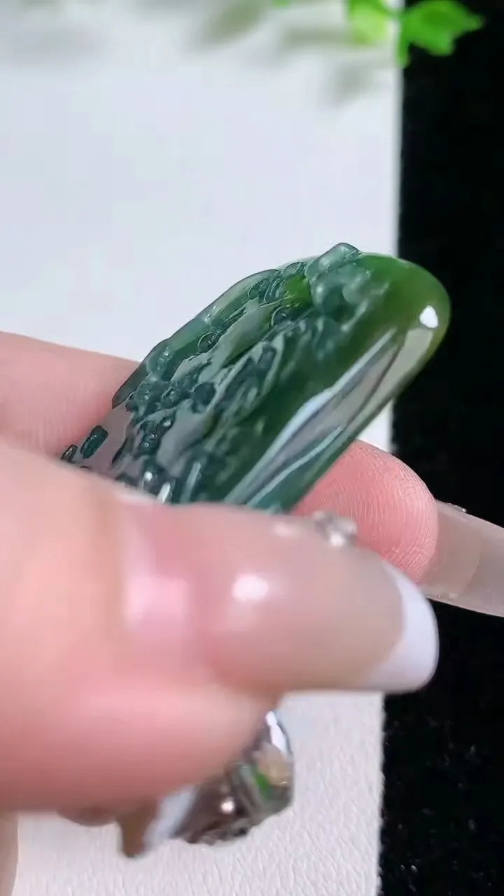 天然A货翡翠梅花鹿吊坠，尺寸57-31.5-8.6，重:25.09g
1月20日