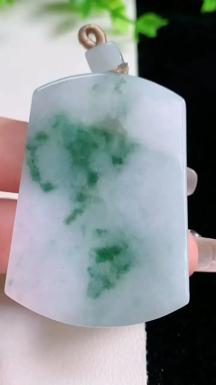 天然A货翡翠飘花无事牌吊坠，尺寸53-36.2-5.6，重量:31.77g
1月20日