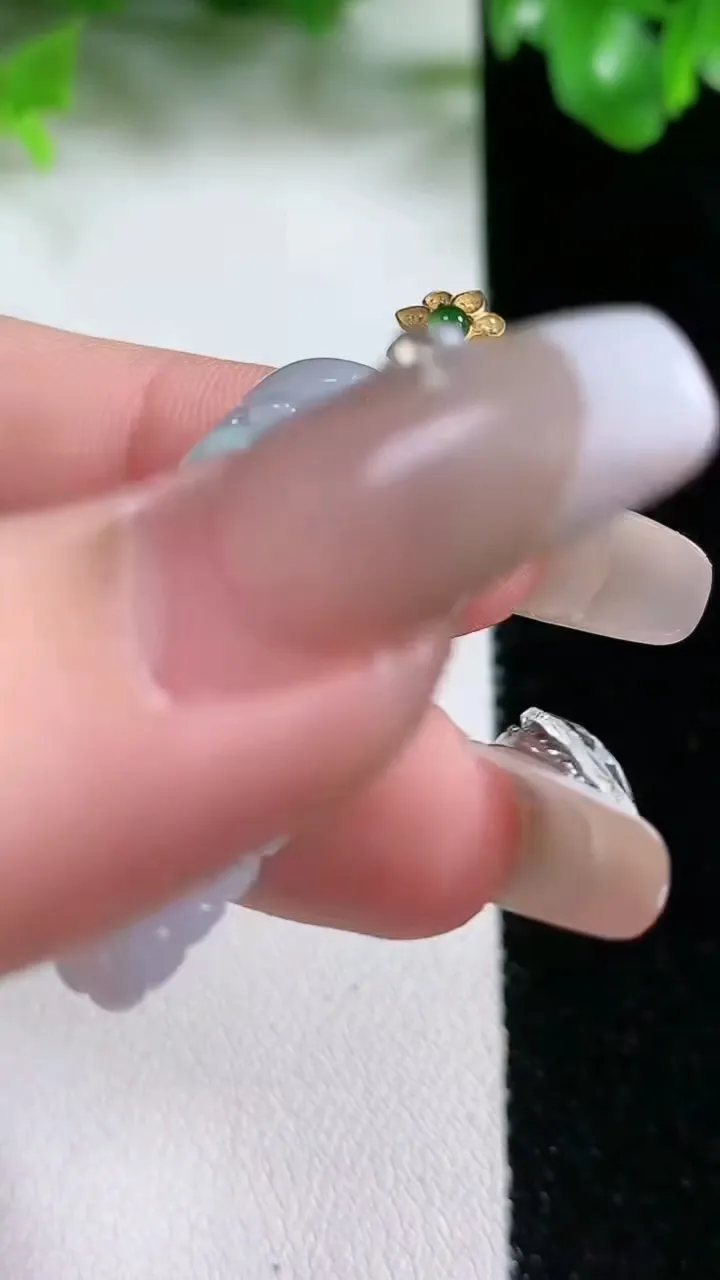 天然A货翡翠多子多福 葡萄吊坠，尺寸38-17.5-12.8，重量:10.28g
1月20日