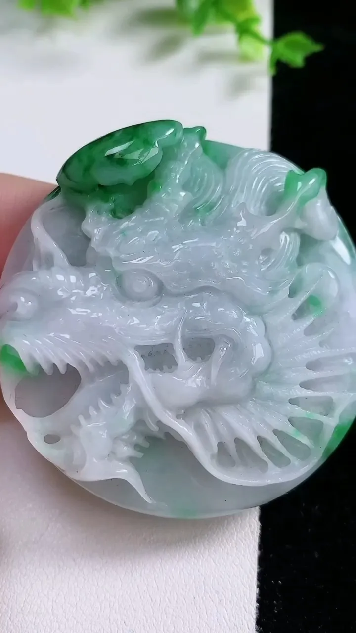 天然A货翡翠龙牌吊坠，尺寸56.8-14.2，重:70.54g
1月20日