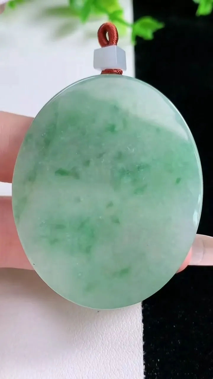 天然A货翡翠无事牌吊坠，尺寸51.2-41.8-3.8，重量:22.73g
1月20日