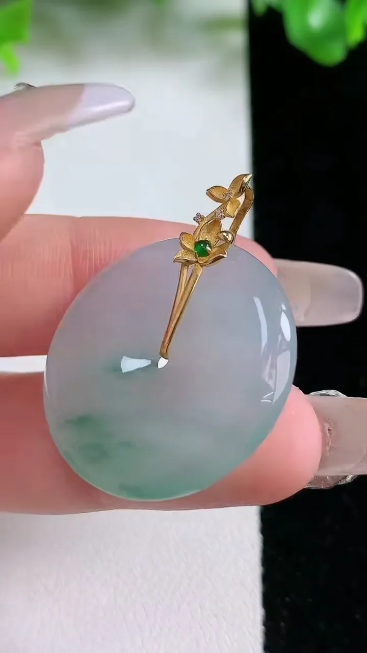 天然A货翡翠18K金飘花平安扣吊坠，尺寸27.2-4.8，重量:8.02g
1月21日