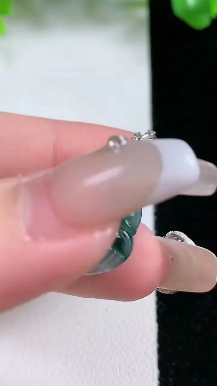 天然A货翡翠种飘花佛公吊坠，尺寸22.5-24.7-7.3，重量:5.93g
1月20日