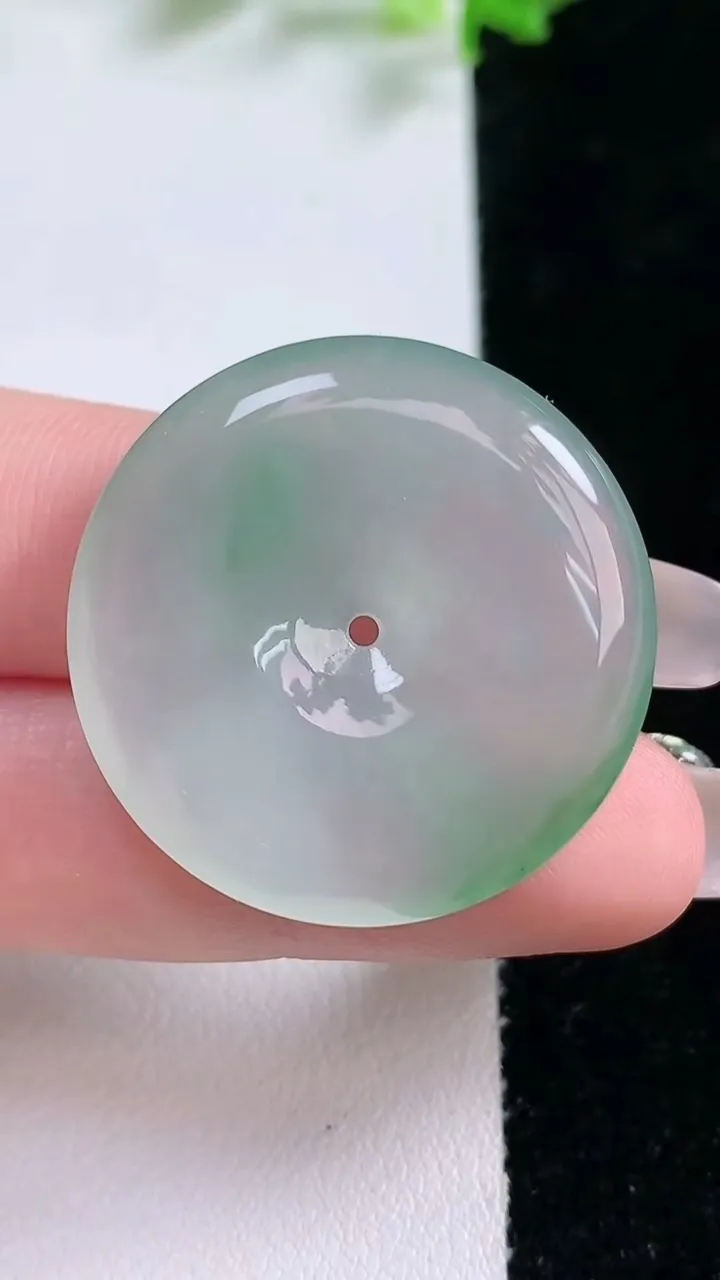 天然A货翡翠平安扣吊坠，尺寸30.6-5.6，重量:11.70g
1月20日