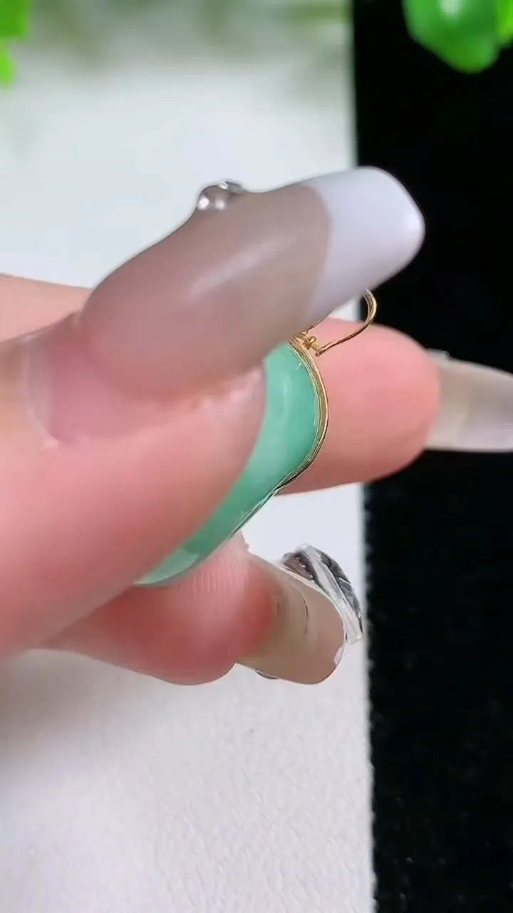 天然A货翡翠路路通吊坠，尺寸20-12.3，重量:10.64g
1月20日