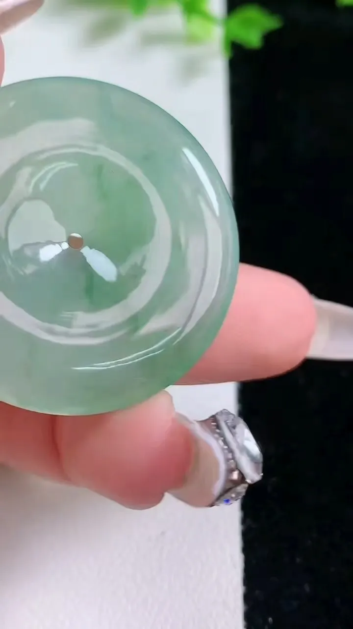 天然A货翡翠平安扣吊坠，尺寸36.3-5.8，重量:16.79g
1月20日