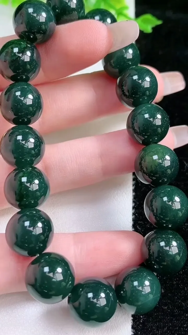 天然A货翡翠圆珠手串，尺寸10.8，重:56.66g1月20日
工厂直销收藏佳品,种好水足，色泽均匀
