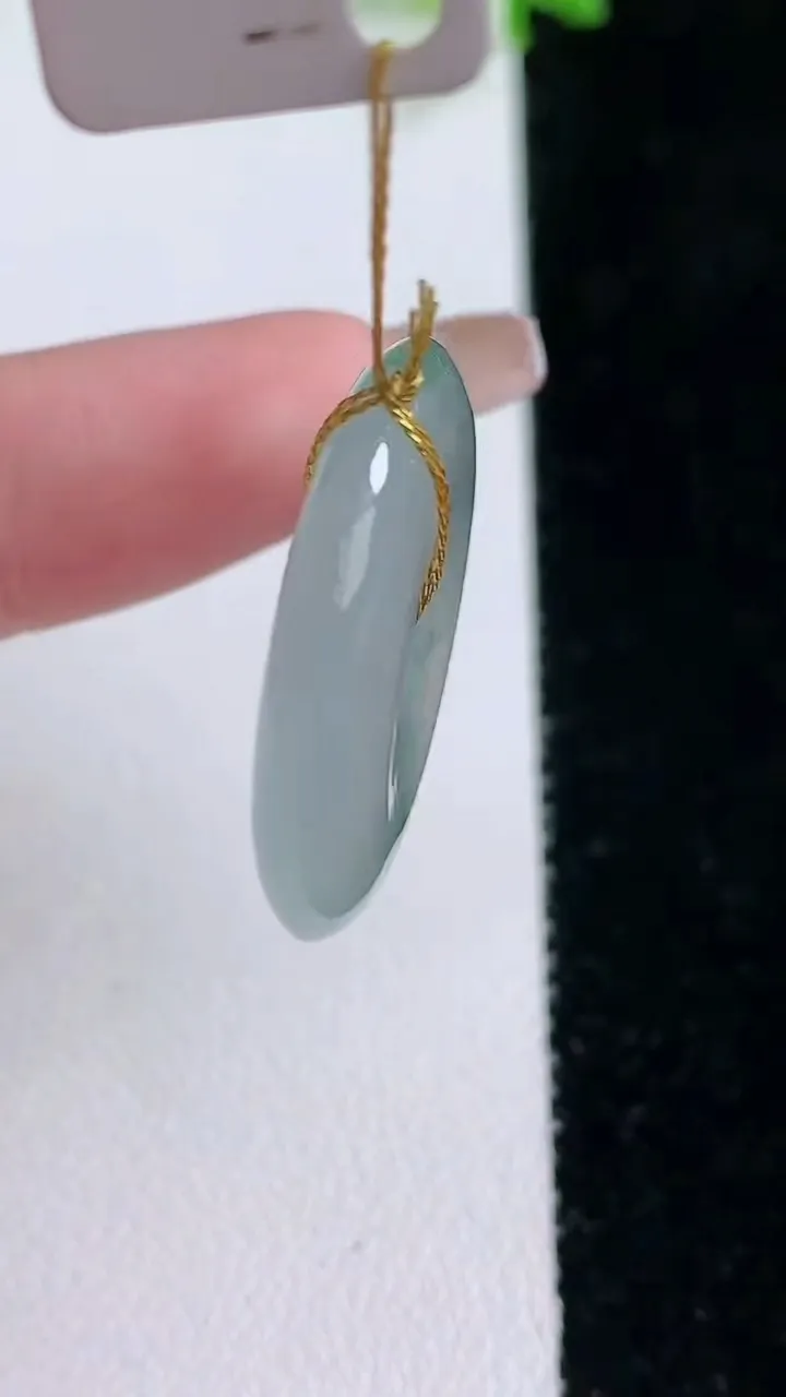 天然A货翡翠冰种飘花平安扣吊坠，尺寸25.5-4.6，重量:7.04g
1月20日