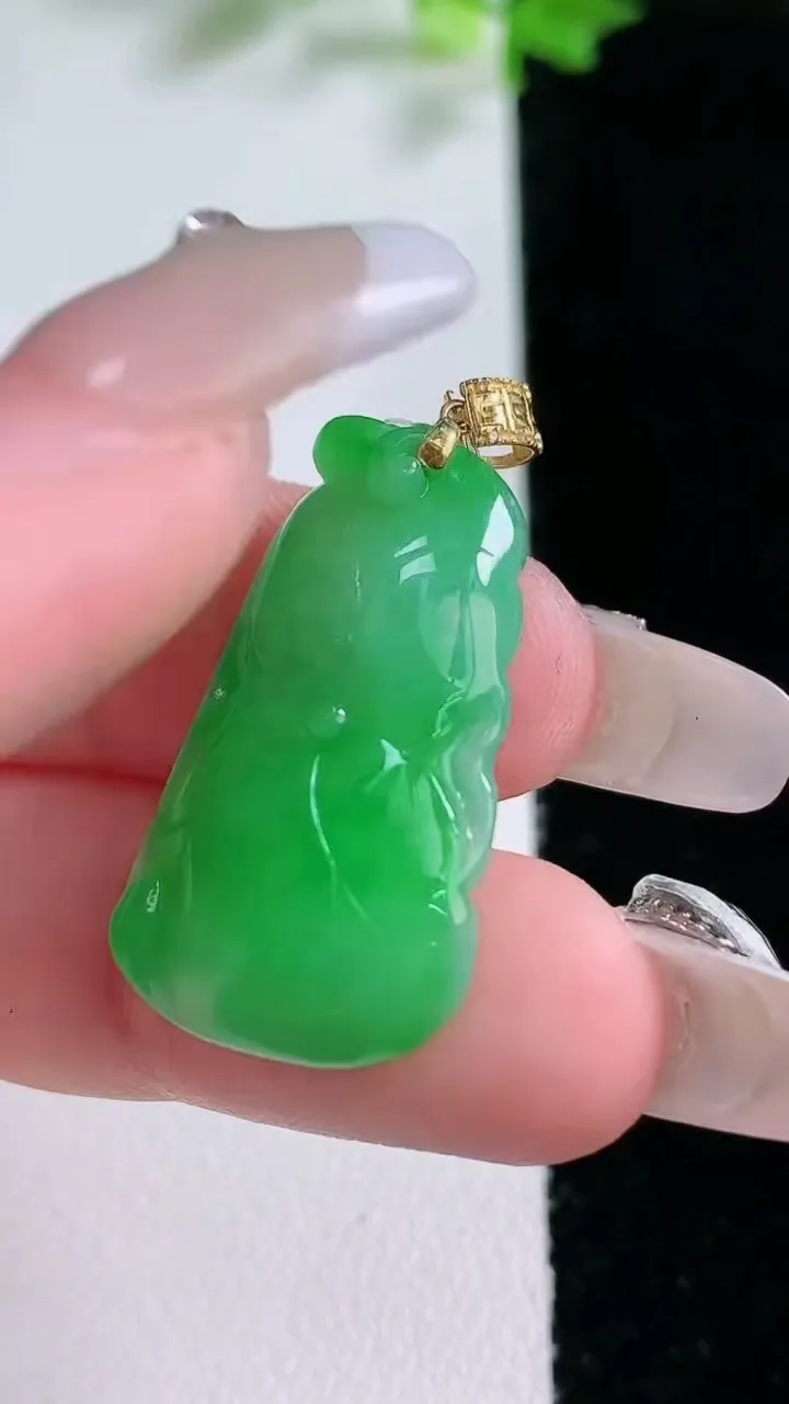 天然A货翡翠荷叶吊坠，尺寸27.6-15-4.2，重量:3.89g
1月20日