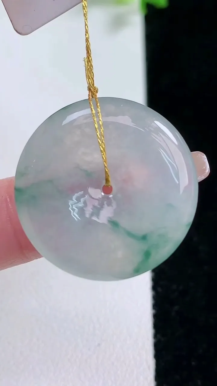 天然A货翡翠冰种飘花平安扣吊坠，尺寸25.5-4.6，重量:7.04g
1月20日