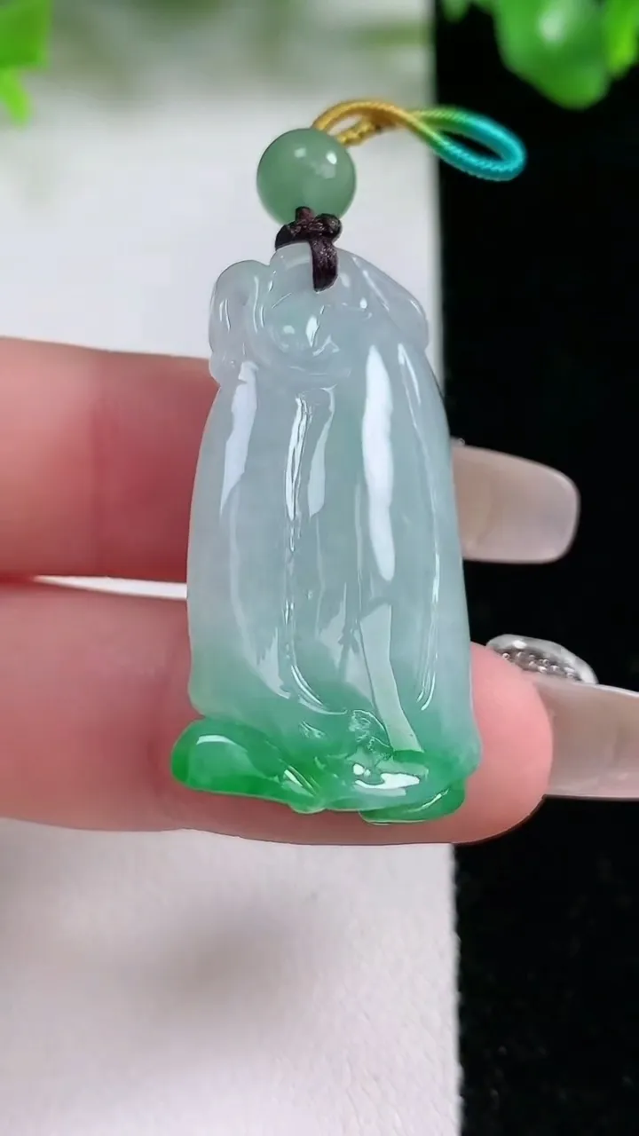 天然A货翡翠莲蓬吊坠，尺寸34.5-17.8-10.2，重量:12.51g
1月20日