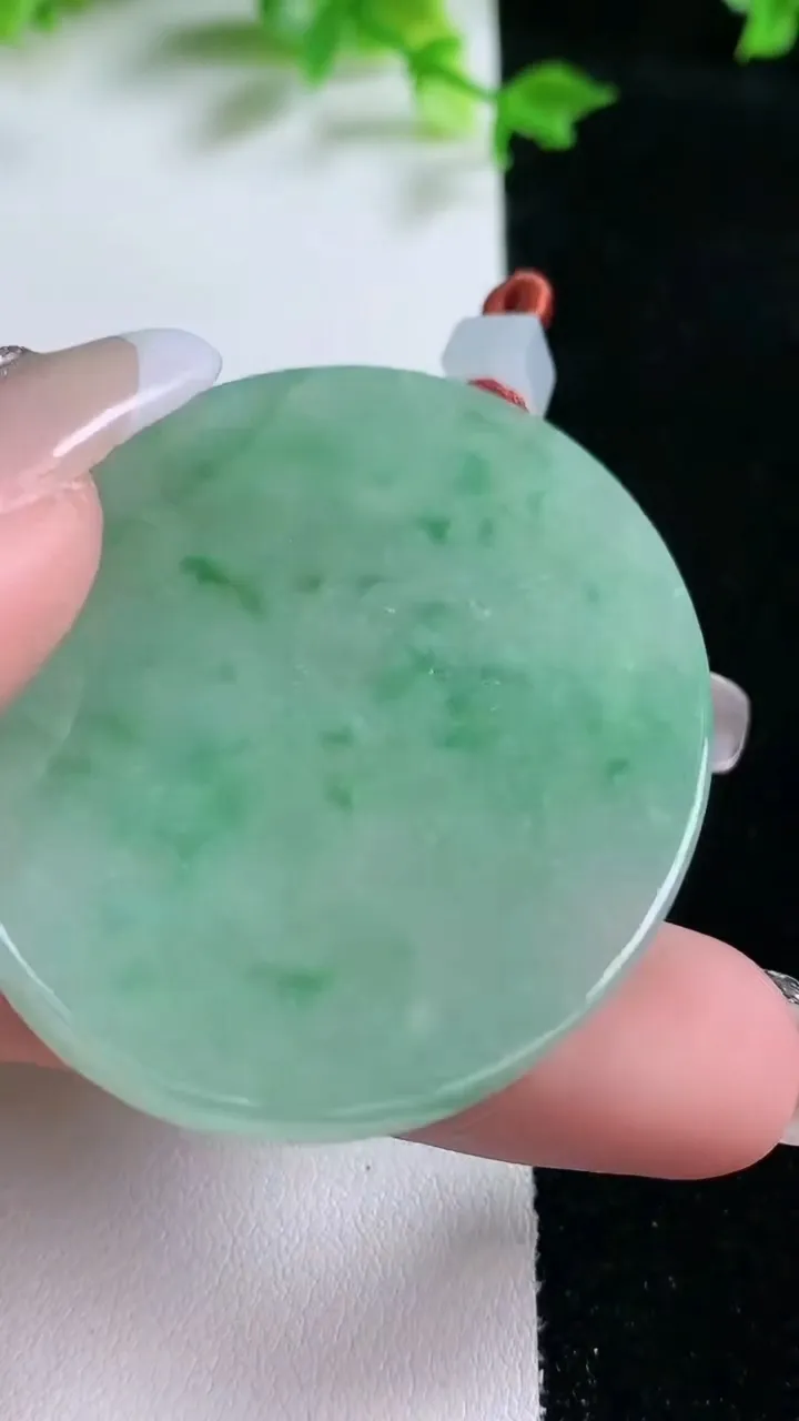 天然A货翡翠无事牌吊坠，尺寸51.2-41.8-3.8，重量:22.73g
1月20日