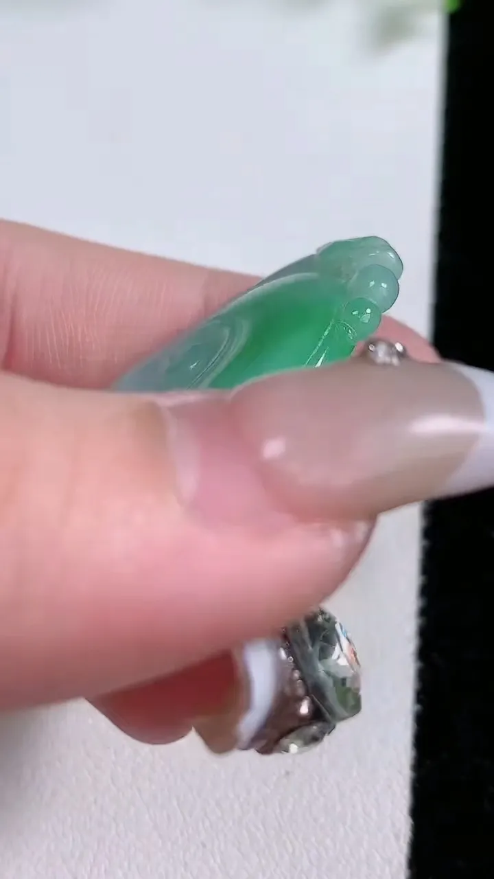 天然A货翡翠如意吊坠，尺寸48.8-28.5-4.2，重:12.42g
1月20日