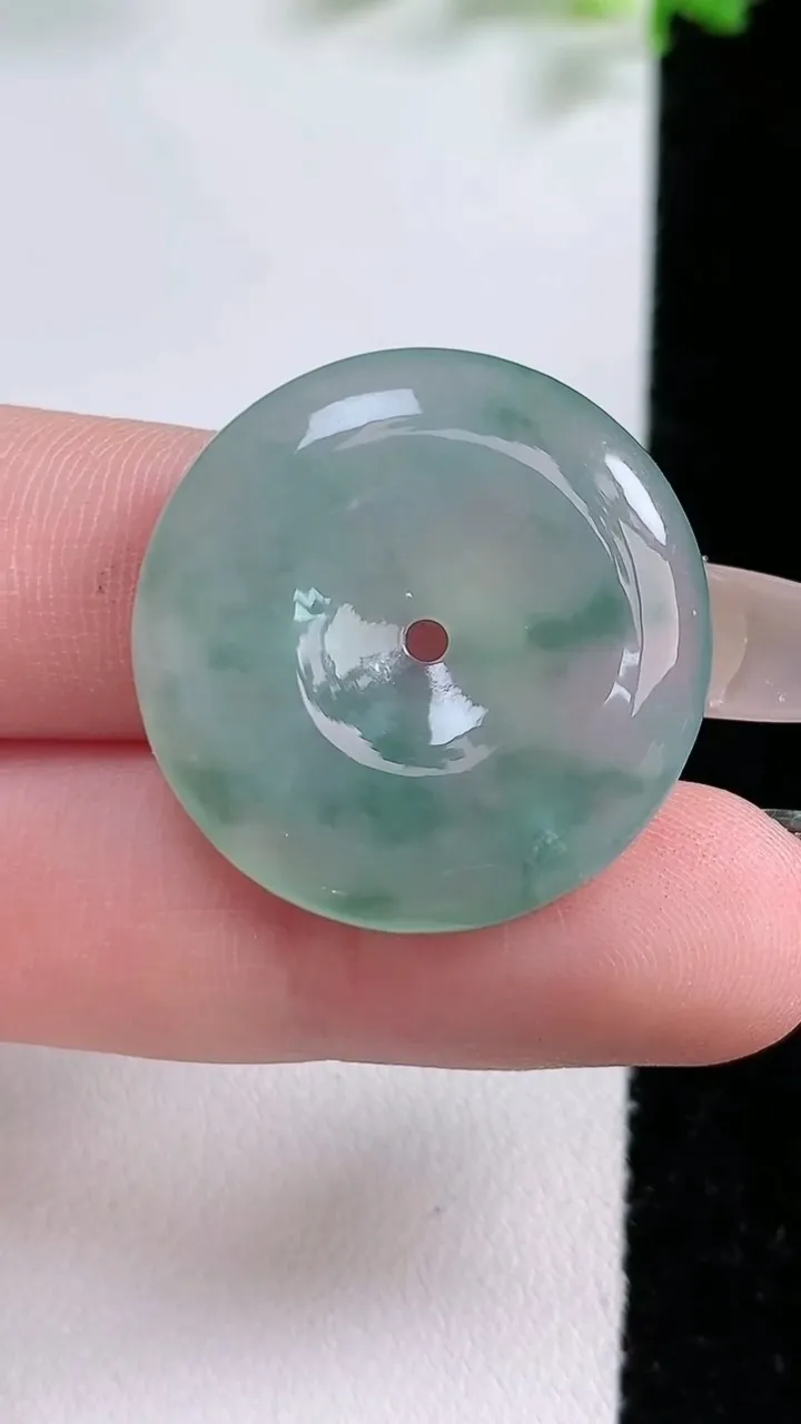 天然A货翡翠飘花平安扣吊坠，尺寸26.3-5.8，重:7.60g
1月20日