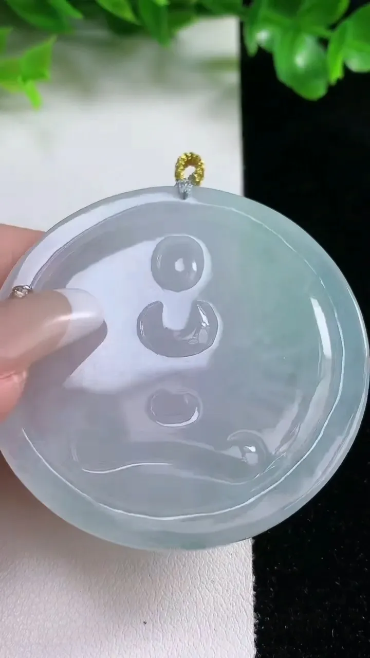 天然A货翡翠千手观音吊坠，尺寸52.8-4.5，重量:29.35g
1月20日