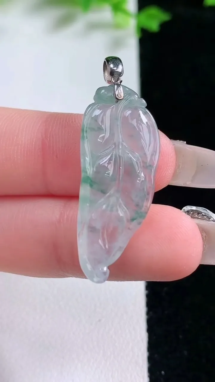 天然A货翡翠种飘花金枝玉叶 叶子吊坠，尺寸30.5-13.3-5，重量:3.48g
1月20日