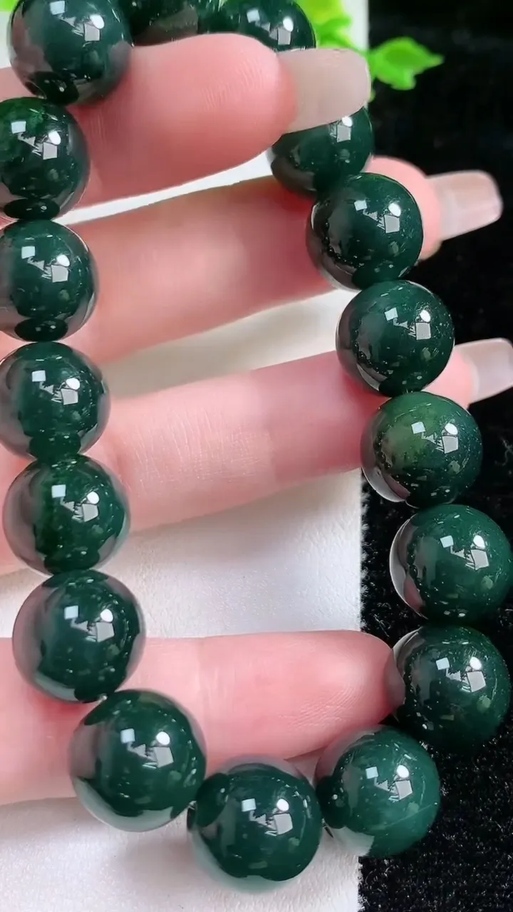 天然A货翡翠圆珠手串，尺寸10.8，重:56.66g1月20日
工厂直销收藏佳品,种好水足，色泽均匀