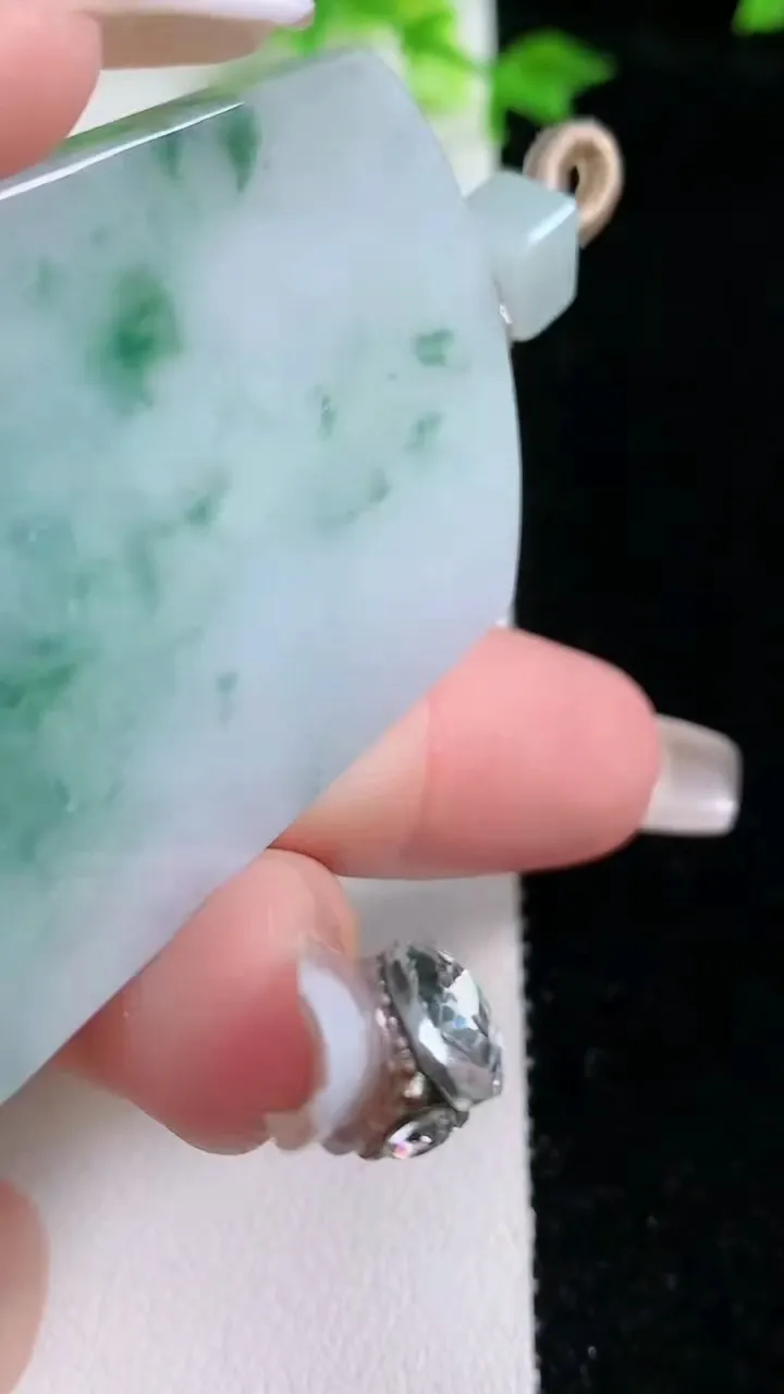 天然A货翡翠飘花无事牌吊坠，尺寸51.8-36-5.6，重量:32.12g
1月20日