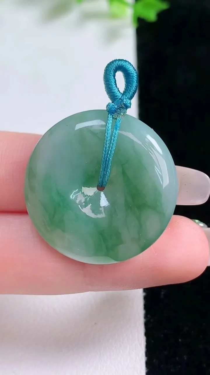 天然A货翡翠平安扣吊坠，尺寸27.5-5.5，重量:9.67g
1月20日