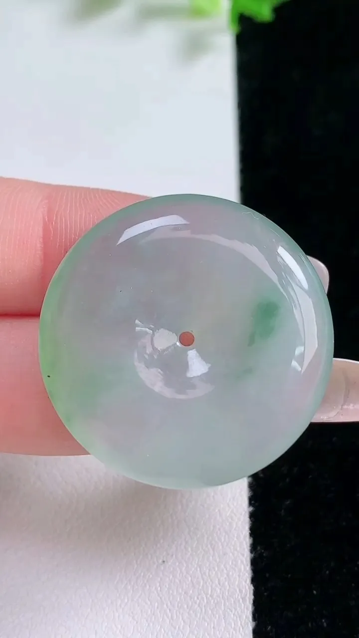 天然A货翡翠平安扣吊坠，尺寸30.6-5.6，重量:11.70g
1月20日