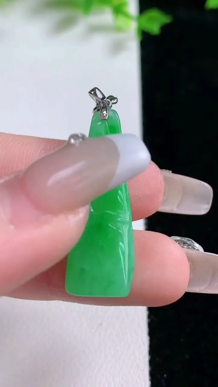 天然A货翡翠节节高升 竹节吊坠，尺寸31.2-11-5.5，重量:3.78g
1月20日