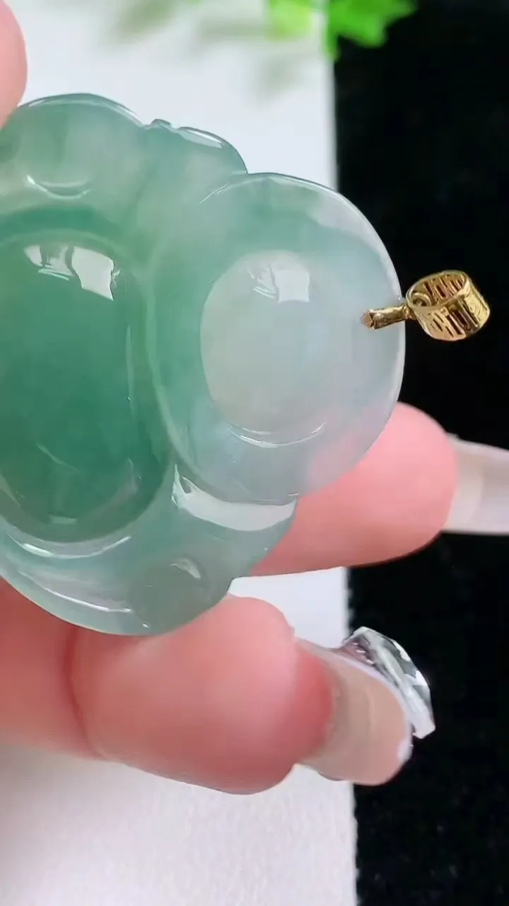 天然A货翡翠佛公吊坠，尺寸33.6-37-6.6，重量:12.52g
1月20日