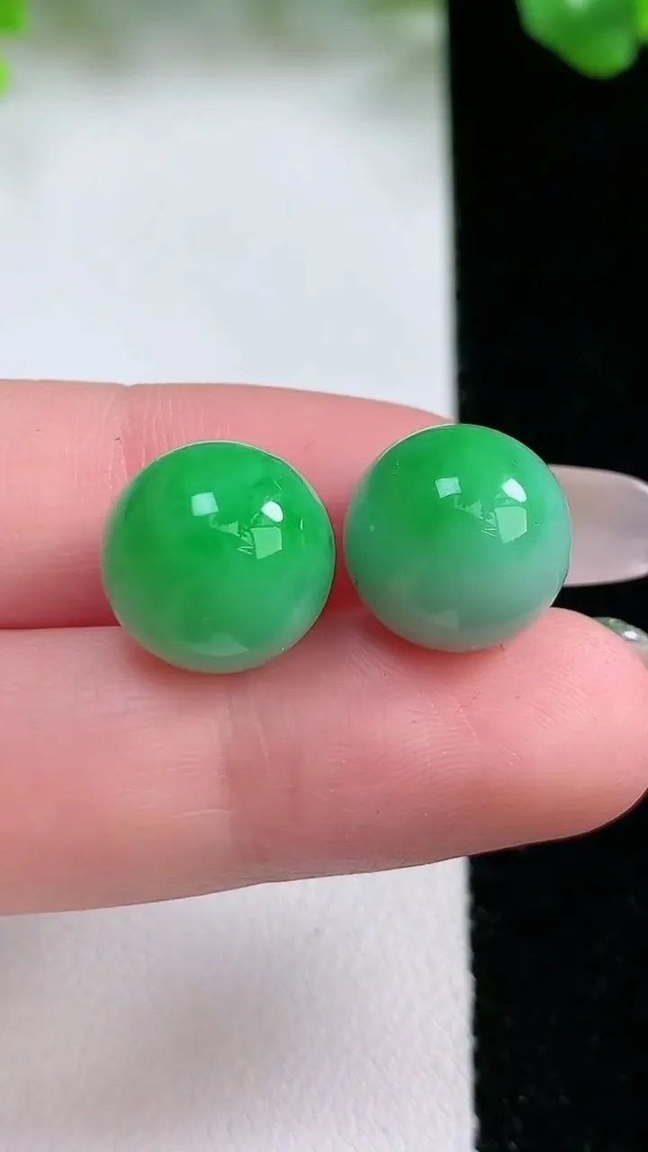 天然A货翡翠圆珠镶嵌件一对，尺寸12.6，重量:8.04g
1月20日