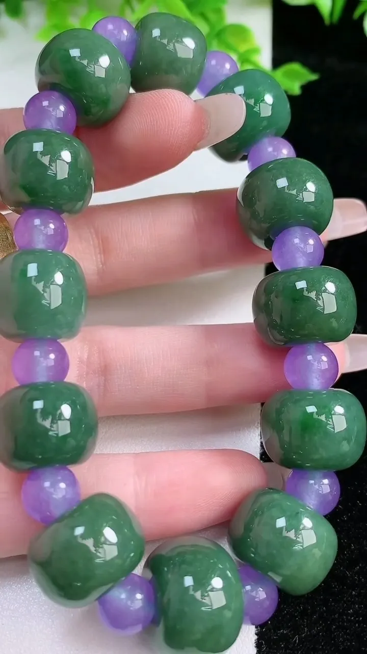 天然A货翡翠路路通手串，尺寸16.2-12颗，重:81.83g1月20日
工厂直销收藏佳品,种好水足，色泽均匀，有种有色，上手高大气！