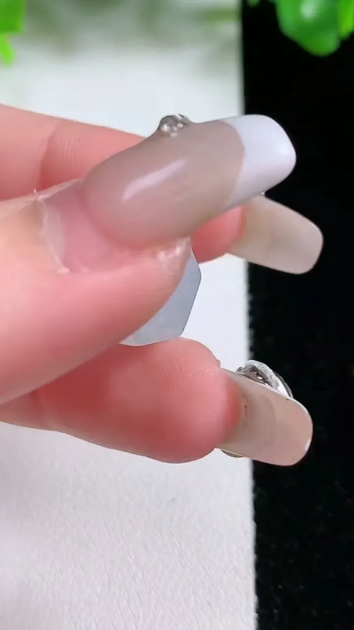 天然A货翡翠六字真言 路路通吊坠，尺寸12-11.8，重量:5.15g
1月20日