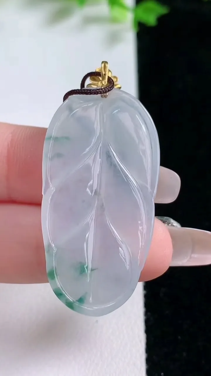 天然A货翡翠种飘花金枝玉叶 叶子吊坠，尺寸39.3-20.8-3.3，重量:5.84g
1月20日