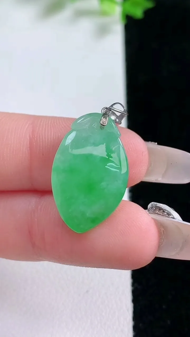天然A货翡翠寿桃吊坠，尺寸21.5-13.6-6.4，重量:3.26g
1月20日