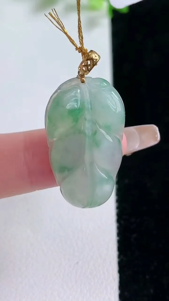天然A货翡翠种飘花金枝玉叶 叶子吊坠，尺寸28-16.4-4.2，重量:3.83g
1月20日