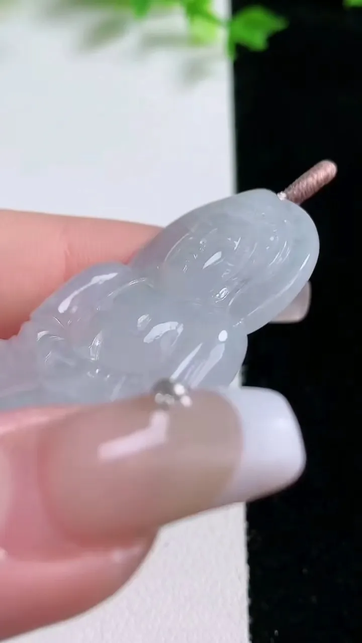 天然A货翡翠观音菩萨吊坠，尺寸47.6-32.4-4.7，重量:14.08g
1月20日