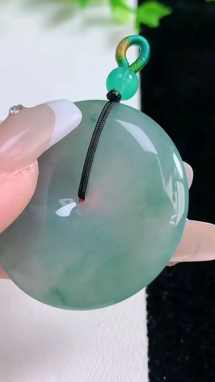 天然A货翡翠冰种飘花平安扣吊坠，尺寸37.4-5.6，重量:16.79g
1月20日