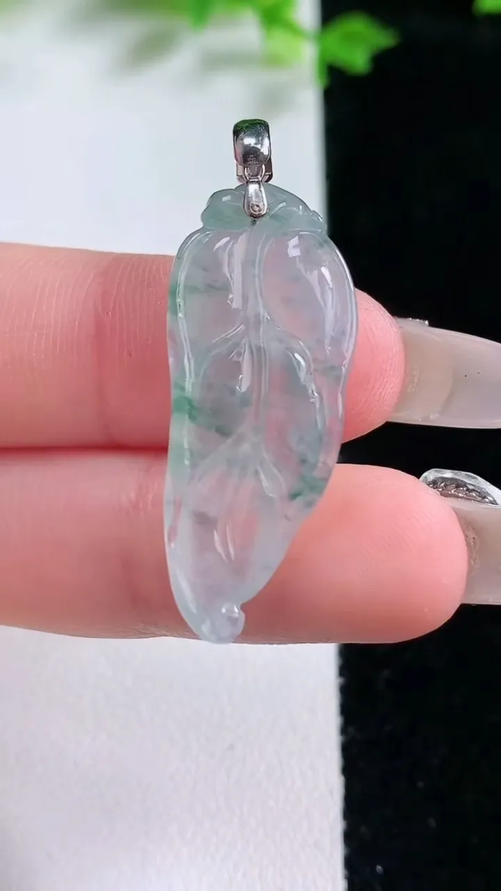 天然A货翡翠种飘花金枝玉叶 叶子吊坠，尺寸30.5-13.3-5，重量:3.48g
1月20日