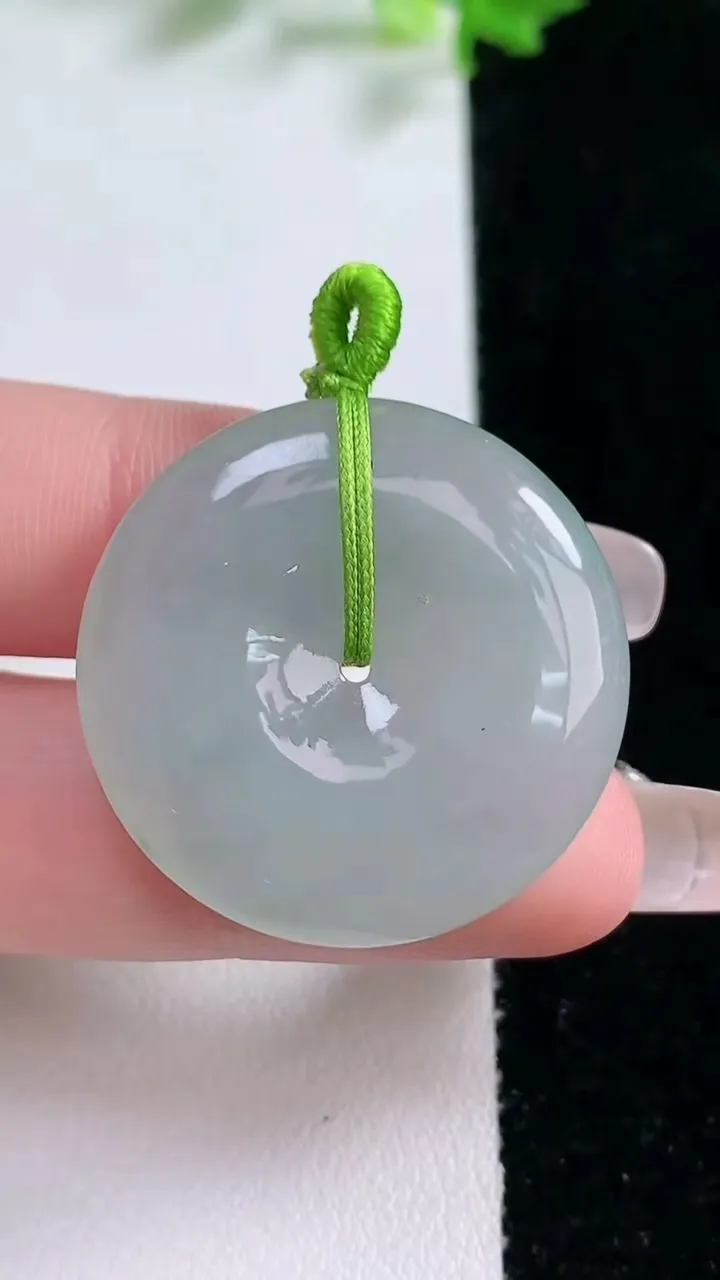 天然A货翡翠平安扣吊坠，尺寸29.6-5.9，重量:10.55g
1月20日