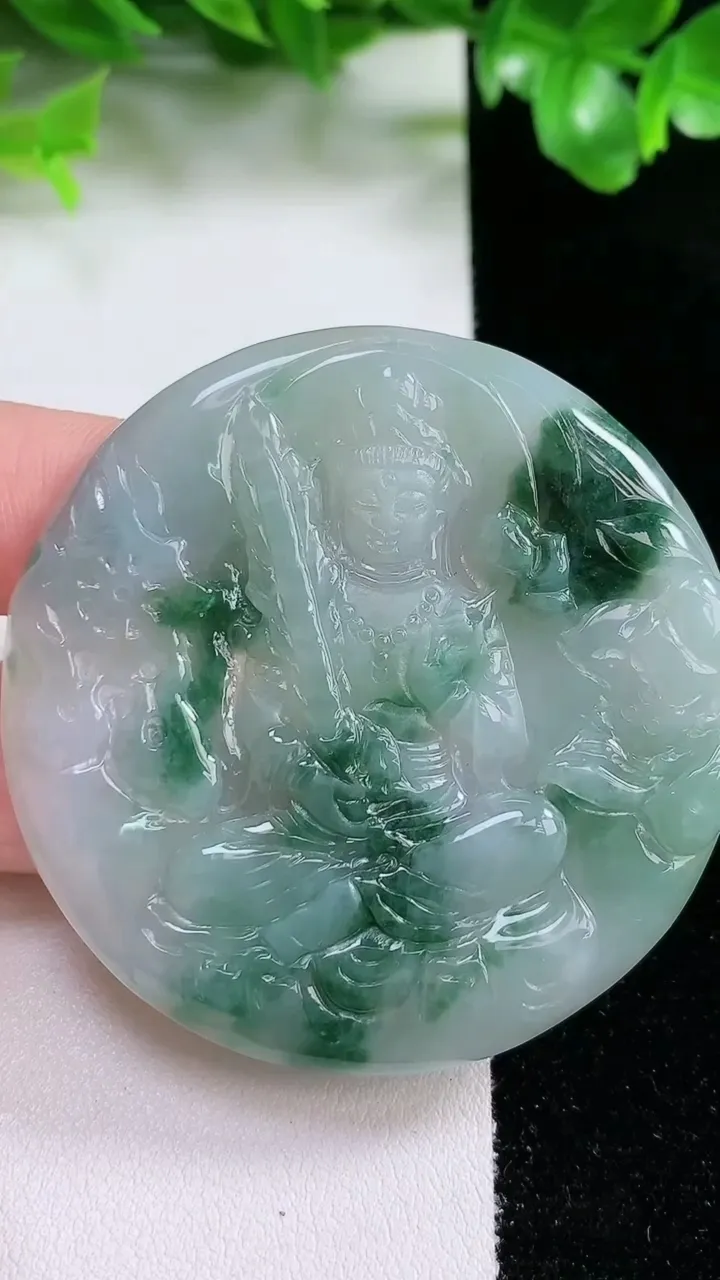 天然A货翡翠飘花虚空藏菩萨吊坠，尺寸53.6-4.3，重量:31.81g
1月20日