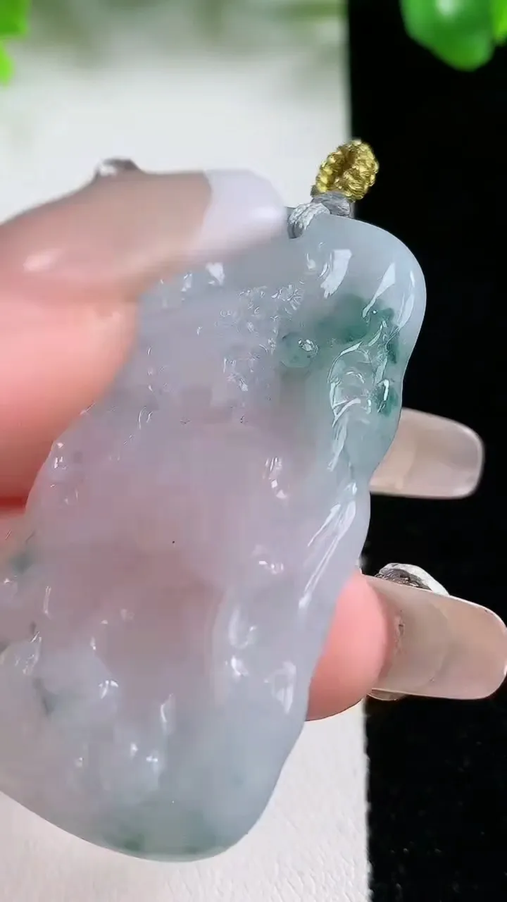 天然A货翡翠飘花龙马精神吊坠，尺寸49-27.7-5.4，重量:16.91g
1月20日