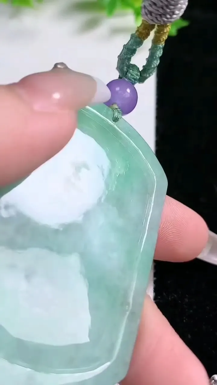 天然A货翡翠梅花鹿吊坠，尺寸58.6-45.6-6，重:27.60g
1月20日