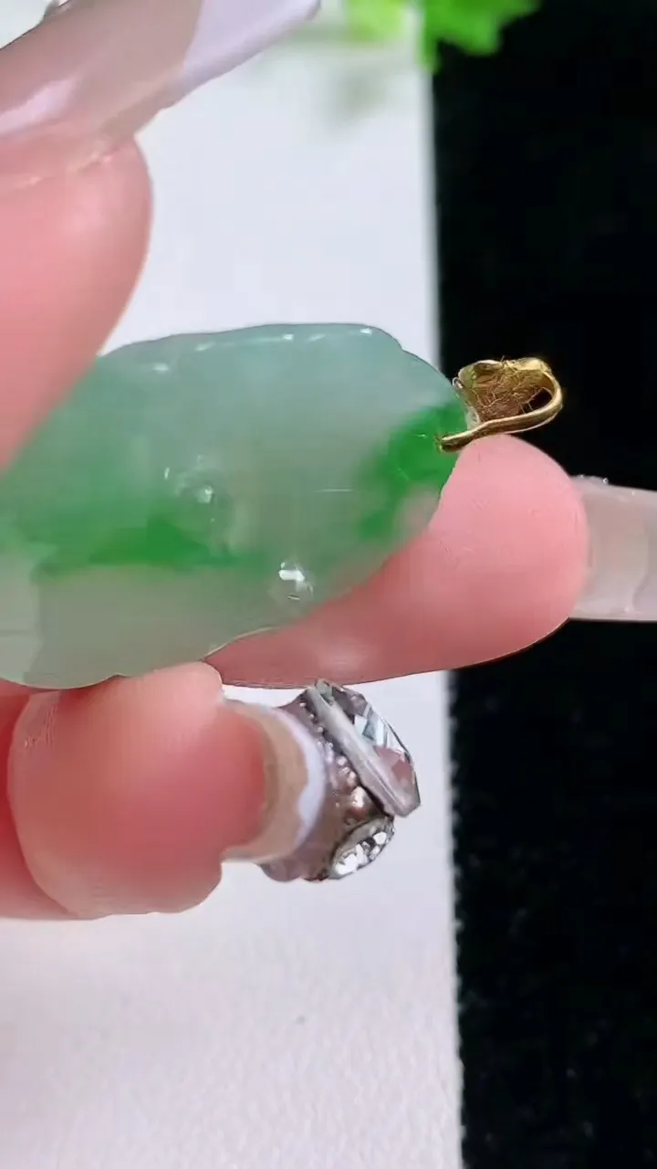 天然A货翡翠荷叶吊坠，尺寸27-19-4.7，重量:4.64g
1月20日