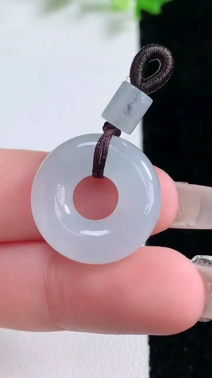 天然A货翡翠平安环吊坠，尺寸20.4-5.4，重量:5.19g
1月20日