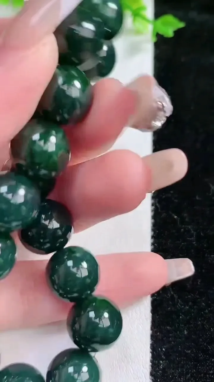 天然A货翡翠圆珠手串，尺寸10.8，重:56.66g1月20日
工厂直销收藏佳品,种好水足，色泽均匀，有种有色，上手高大气！