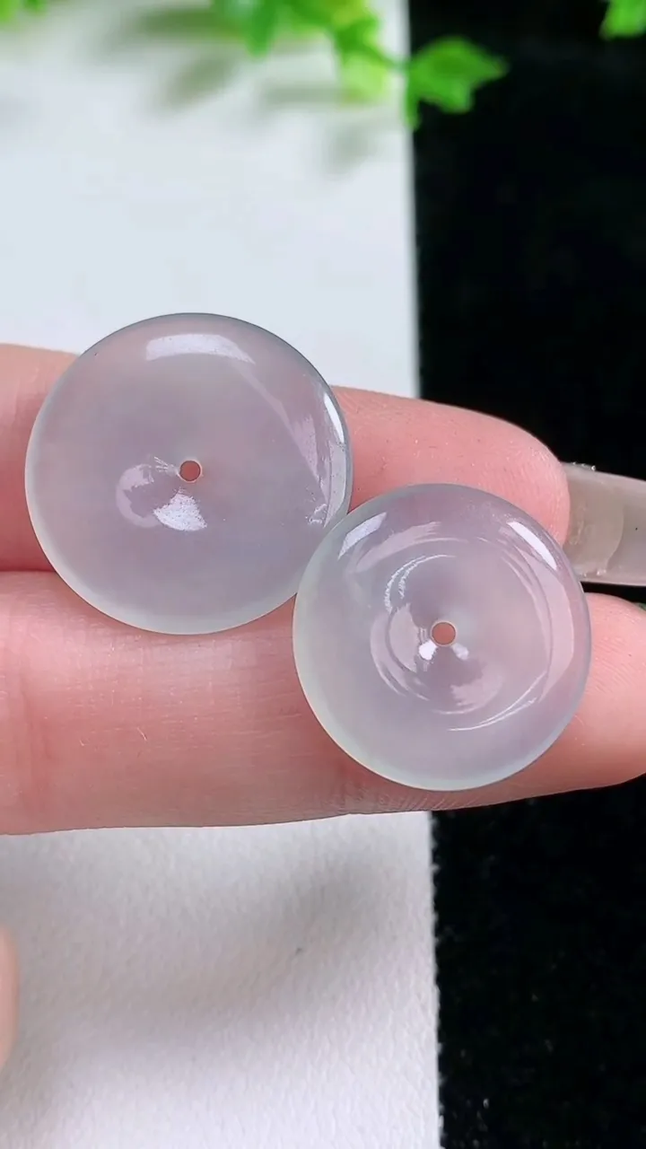 天然A货翡翠平安扣吊坠一对，尺寸21-2.8，重量:4.65g
1月20日