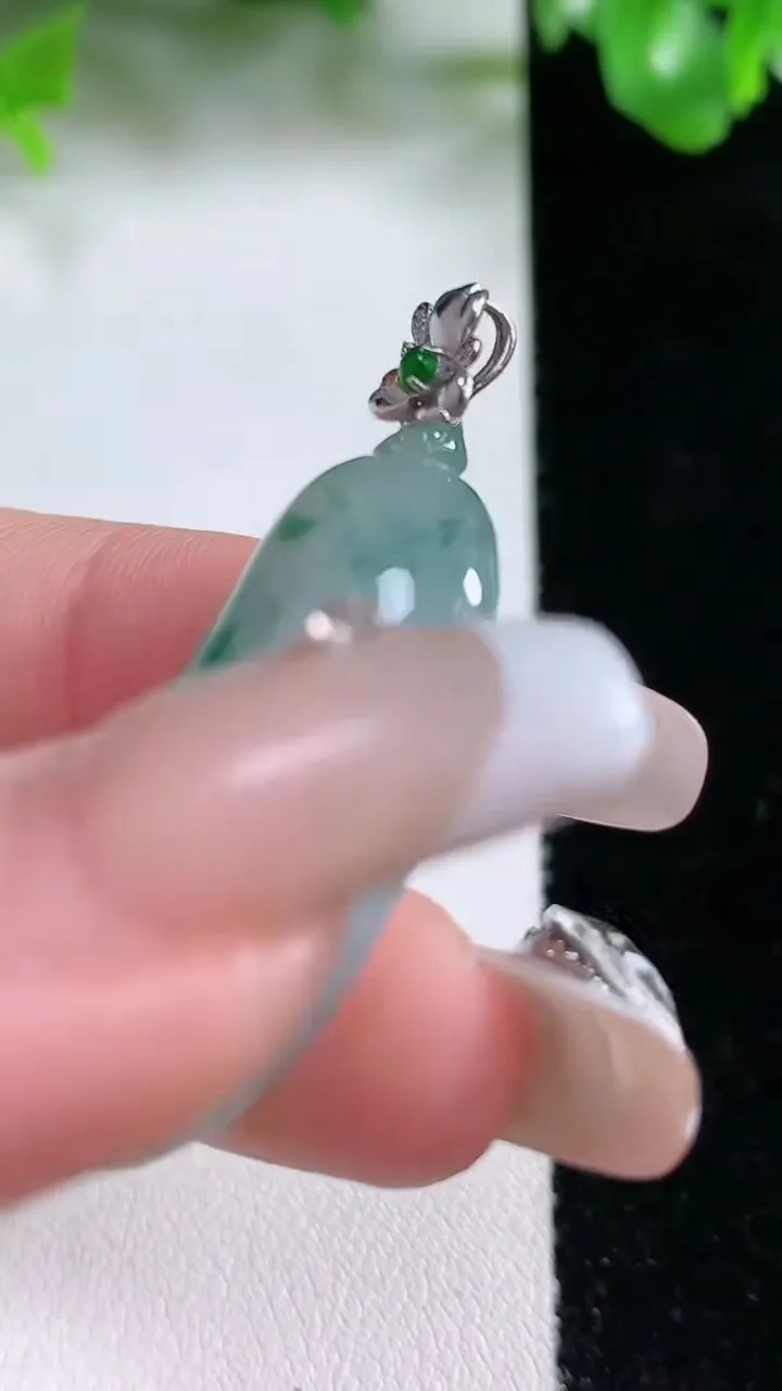 天然A货翡翠种飘花福瓜吊坠，尺寸35.4-18.5-7.3，重量:10.71g
1月20日