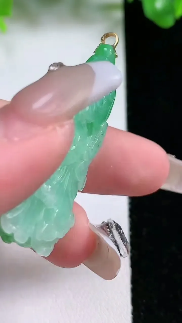 天然A货翡翠白菜吊坠，尺寸41.8-16.2-8.8，重量:12.44g
1月20日