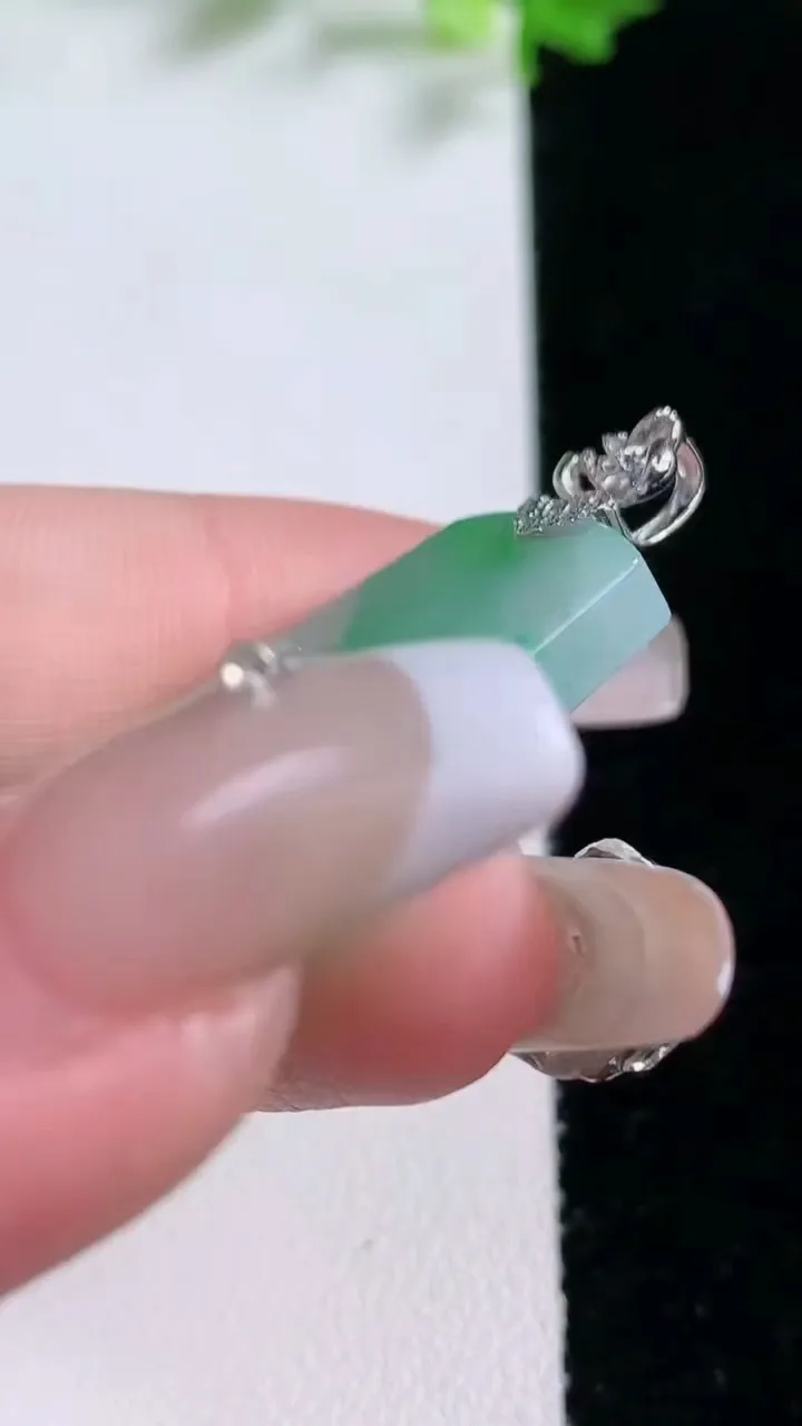 天然A货翡翠无事牌吊坠，，尺寸34.5-22.8-3.6，重量:8.62g
1月20日